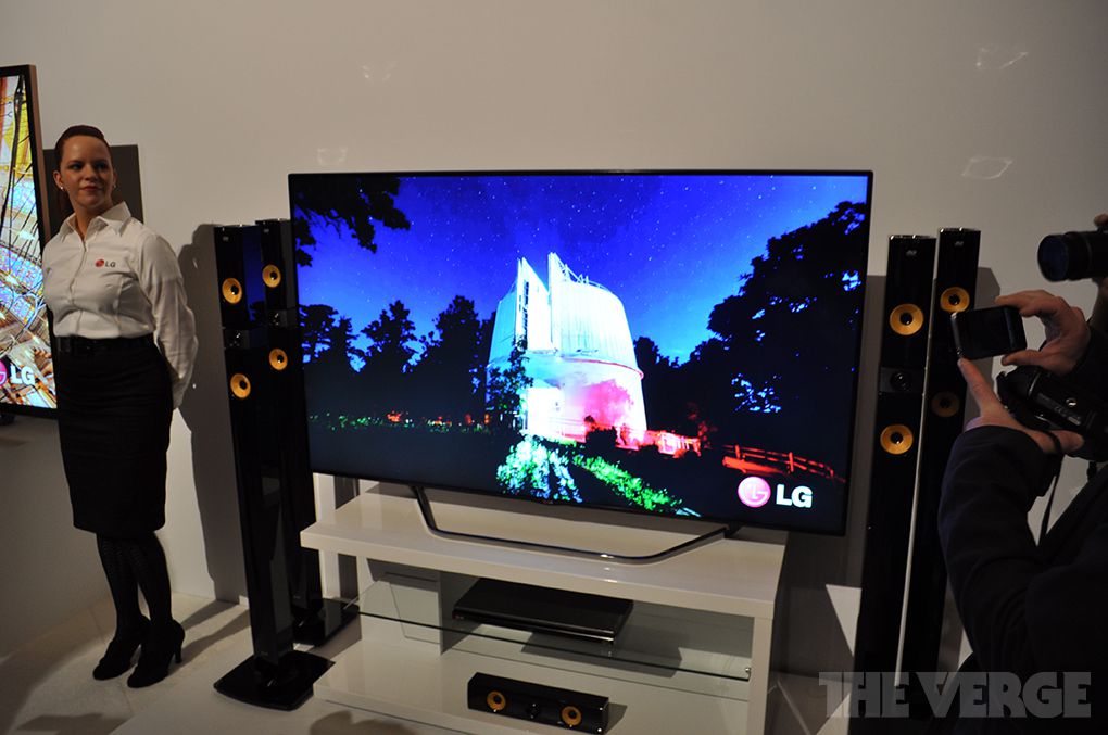 Телевизор диагональ 108 см. Плазма 86 дюймов. Телевизор OLED 1080p. Телевизор LG 65 дюймов с человеком. Телевизор самсунг 65 и 75 дюймов сравнение.
