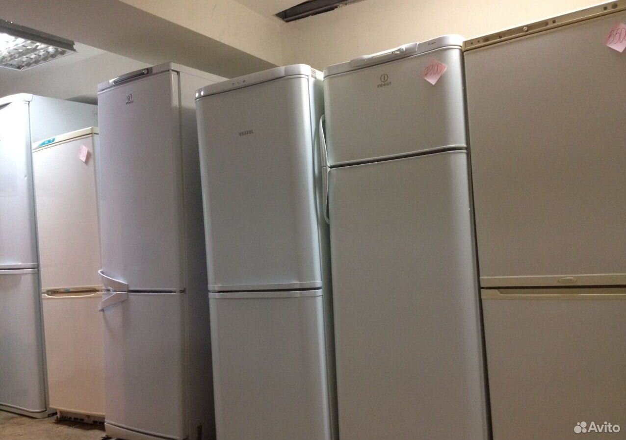 Комиссионный магазин холодильников. Много холодильников. Новый холодильник. Холодильник б/у. Продается холодильник.