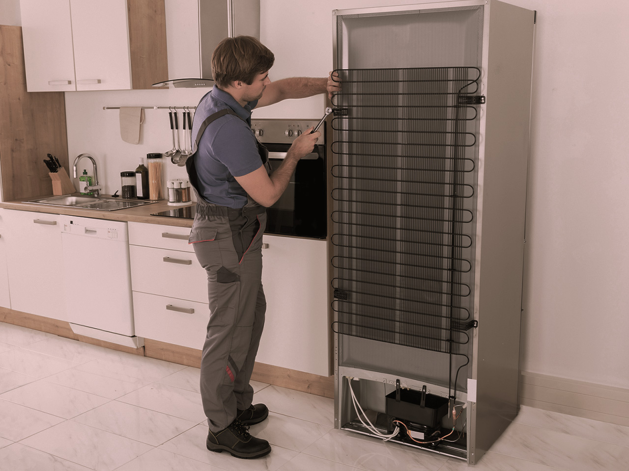 Почему холодильник сильно гудит. Кристиан Стинструп холодильник. Холодильник шумит. Сильно шумит холодильник.