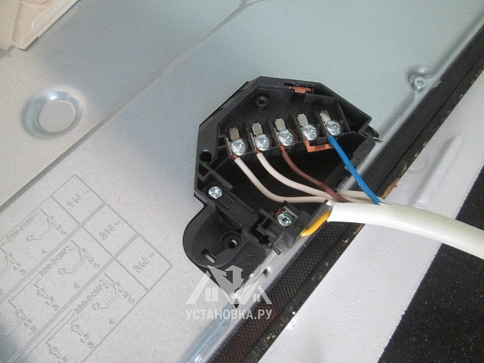 Подключение индукционной варочной панели gorenje. Подключить варочную панель к электросети 220 4 провода. Вилка для индукционной варочной панели Bosch 5 проводов. Провод для варочной панели Bosch pkb645f17. Подключить варочную панель Электролюкс с 4 проводами.