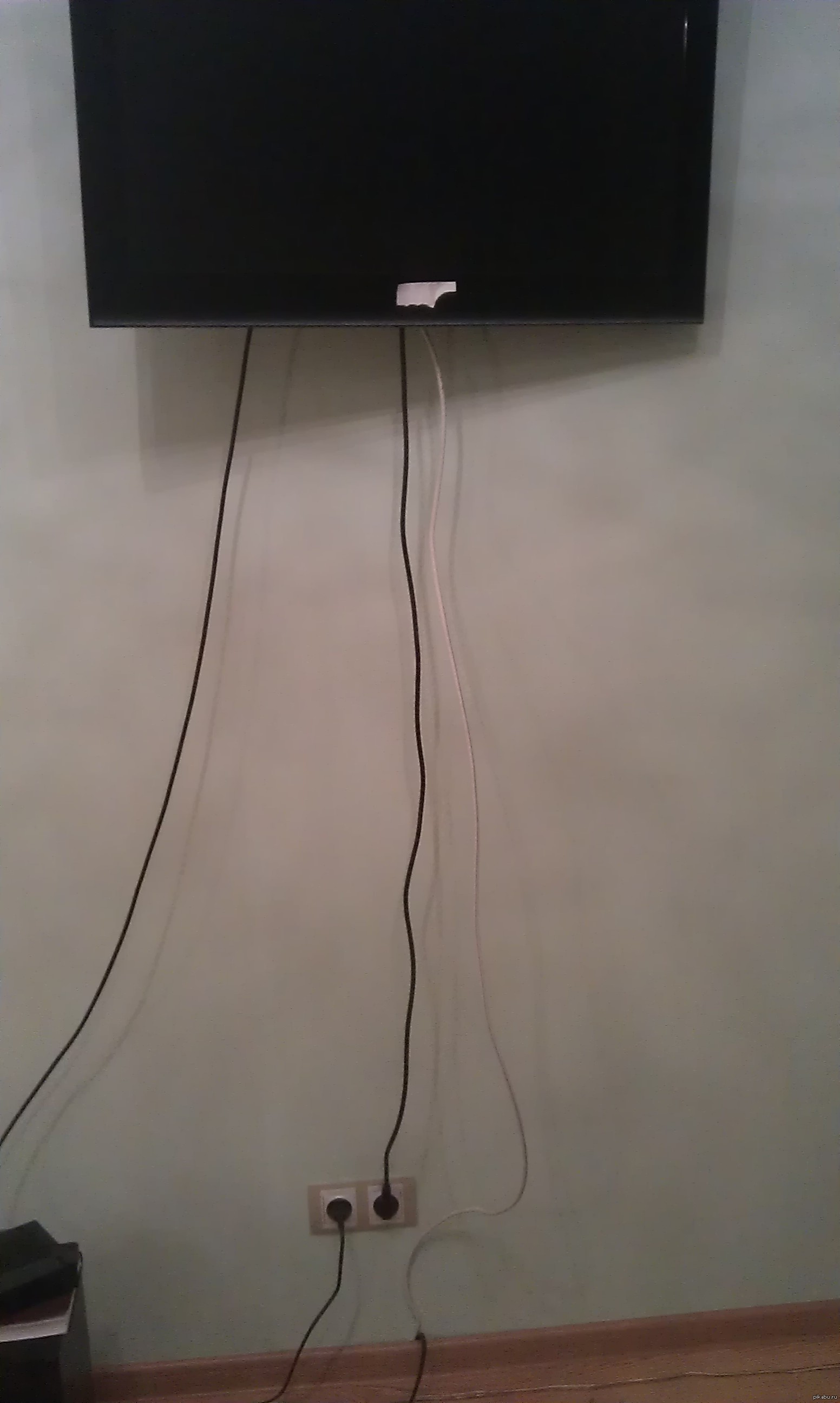 Шнур от телевизора на стене
