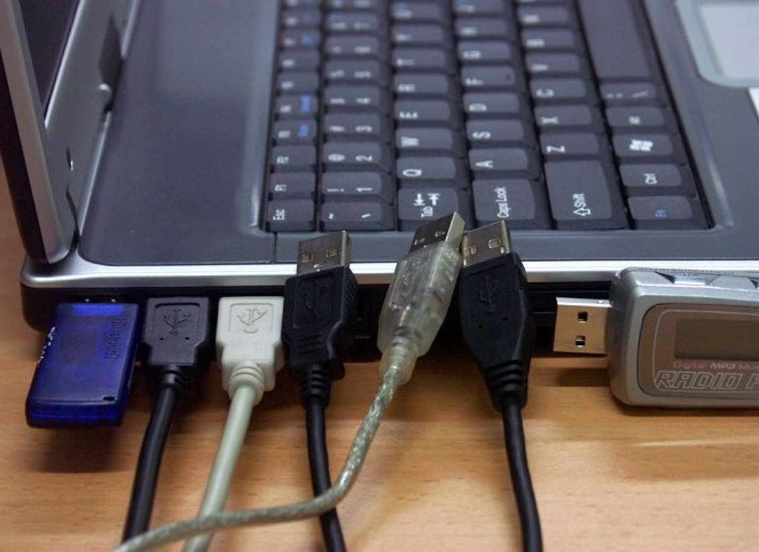 Подключения пк через телефон. Юсб кабеля к ПК. USB флешка в компьютере. Кабель для передачи ноутбук к компьютеру. Подключить ноутбук к компьютеру.