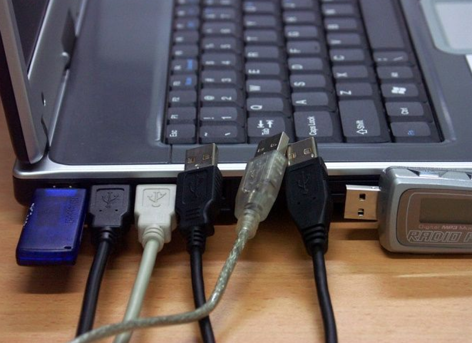 Подключить пк к пк через usb. Шнур для телефона к компьютеру. USB на компьютере. Подключить флешку к компьютеру. Провод от ноутбука к интернету.