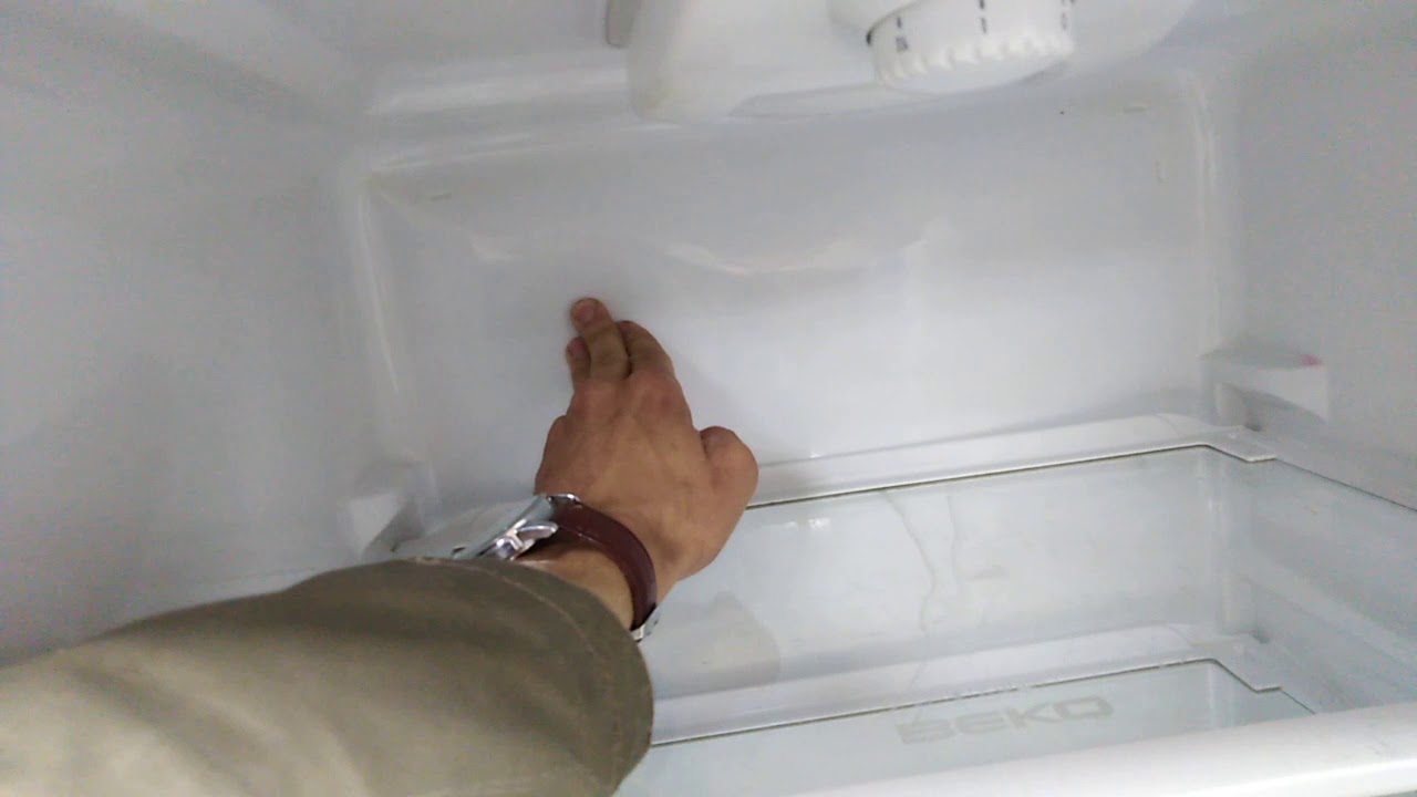 Вода на задней стенке холодильника. Холодильник Индезит вытек фреон. Холодильник БЕКО утечка в запененной части. Задняя стенка холодильника. Утечка в запененной части холодильника Beko.