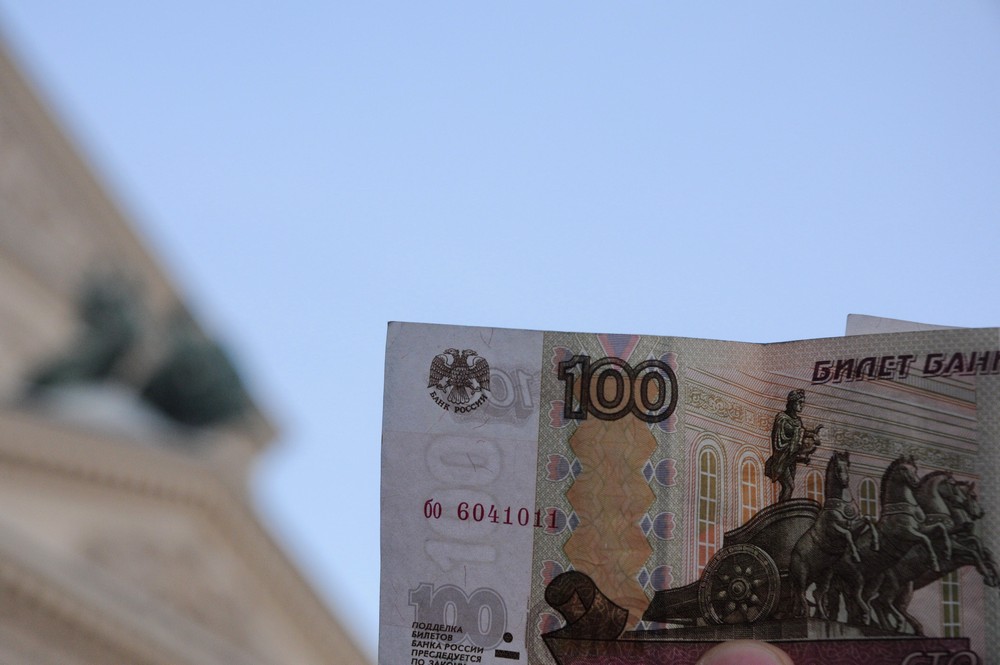 Бона 100 рублей на фоне Большого театра в Москве
