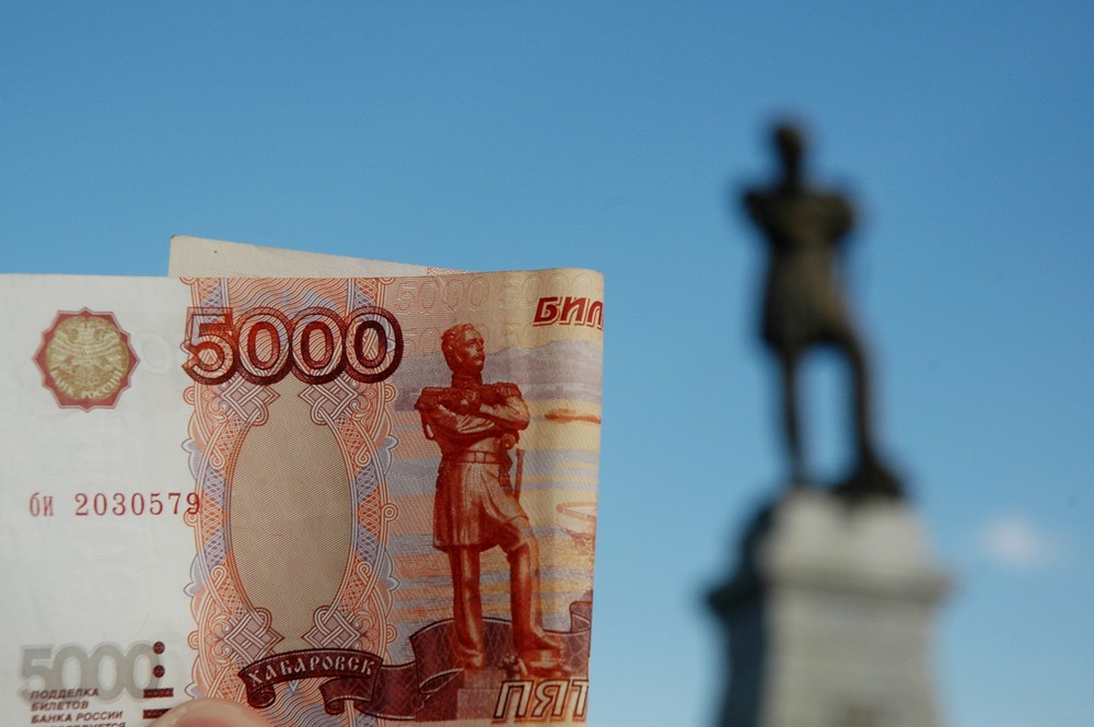 Банкнота 5000 рублей на фоне памятника Муравьеву-Амурскому в Хабаровске