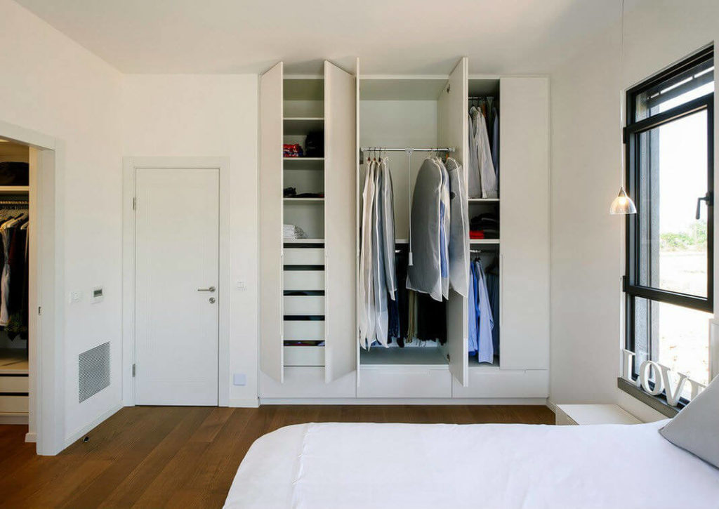 Распашной встроенный в нишу шкаф для одежды в спальне