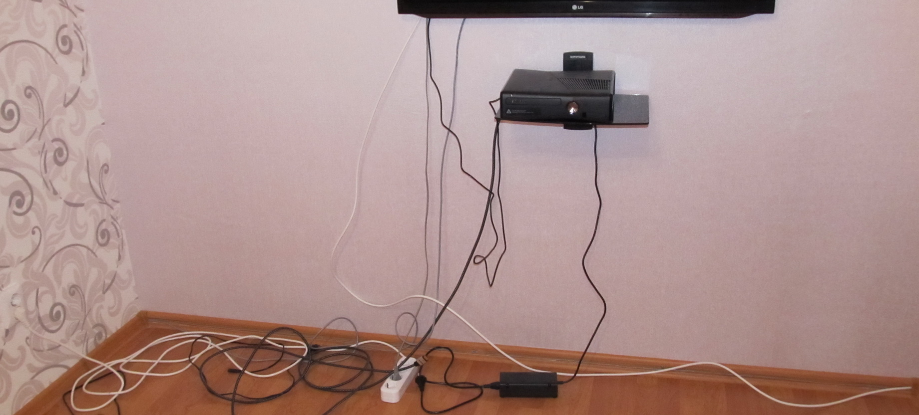 Провода от телевизора на стене