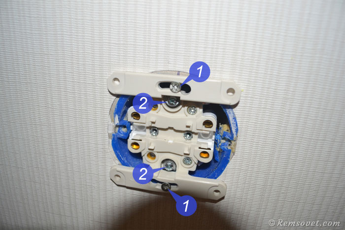 Закрепляем розетку в подрозетнике
