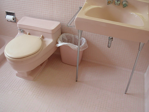 pink-retro-low-toilet-and-footed-wall-sink