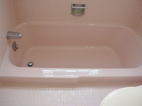 pink-retro-recesses-bath-tup