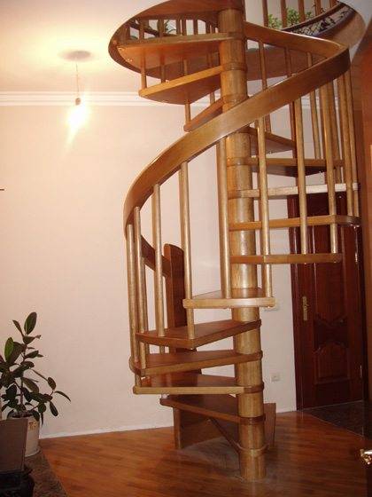 Фото деревянного винтового варианта лестницы