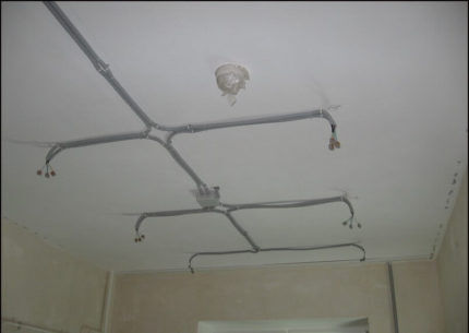 Провода в гофре на потолке