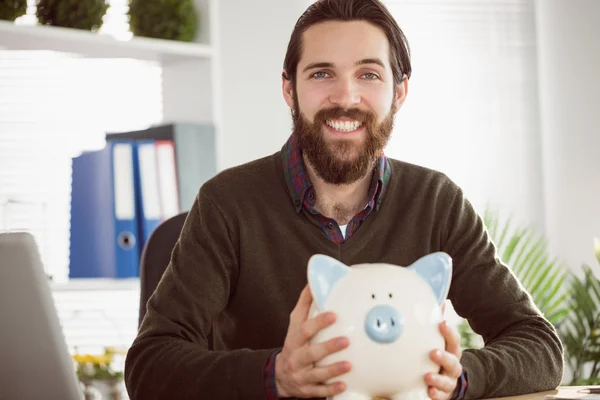 Hipster бизнесмен с копилку — стоковое изображение Hipster бизнесмен с копилку — стоковое фото