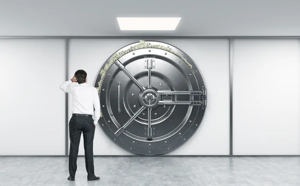 Человек sratching голова с левой рукой стоя перед большой LOC — стоковое изображение Человек sratching голова с левой рукой стоя перед большой LOC — стоковое фото