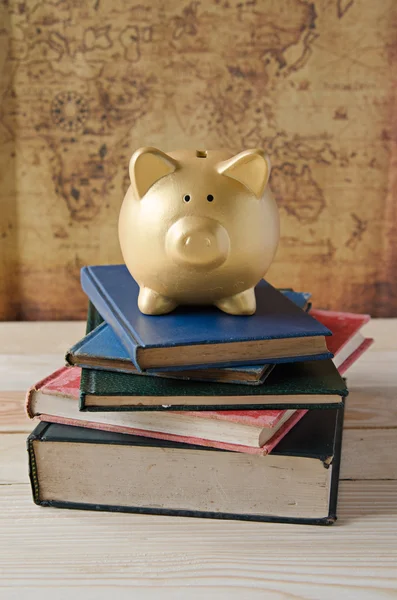 Золото Копилка стеке книги — стоковое изображение Золото Копилка стеке книги — стоковое фото