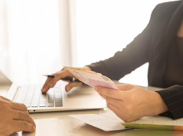 Деньги на депозит — стоковое изображение Деньги на депозит — стоковое фото