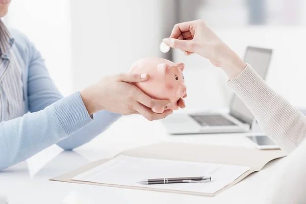 Инвестиции и сбережения плана — стоковое изображение Инвестиции и сбережения плана — стоковое фото