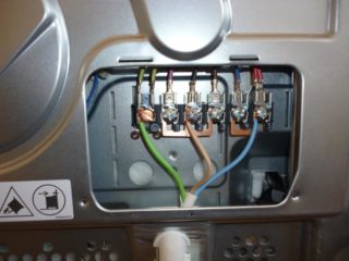 Безопасное подключение электроплиты требует подбора целого ряда дополнительного оборудования - автоматов, проводки и т.д.