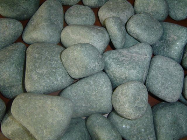 Жадеит - один из лучших вариантов для каменки. Помимо природной красоты, ему приписывают и лечебные свойства