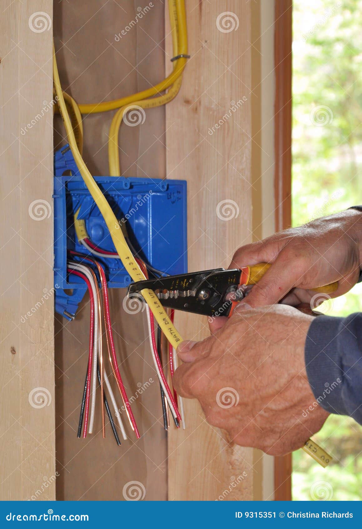 Замена проводки: цена от 400 рублей м2 — заменить электропроводку в ...