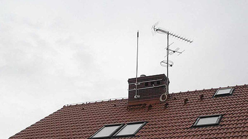 Грозозащита на крыше дома для антенн